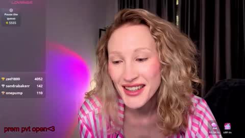 Snapshot of sweetnoisee chatting on December 2, 9:21 pm Bianca online show from December 2, 9:21 pm