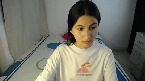 Snapshot of sweetpink1_ chatting on October 4, 11:47 pm Caro Lily online show from October 4, 11:47 pm