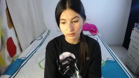 Snapshot of sweetpink1_ chatting on October 17, 3:53 am Caro Lily online show from October 17, 3:53 am