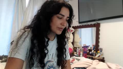 Snapshot of sweetsmile28 chatting on November 6, 4:52 pm Dianis online show from November 6, 4:52 pm