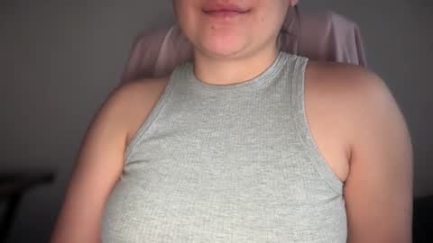 Snapshot of sweetssmashed chatting on April 27, 10:19 pm sweetssmashed online show from April 27, 10:19 pm