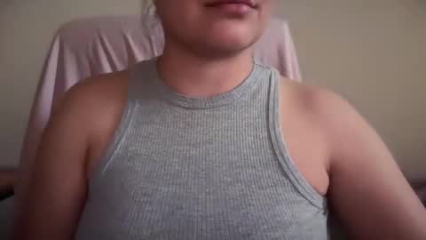 Snapshot of sweetssmashed chatting on May 5, 11:24 pm sweetssmashed online show from May 5, 11:24 pm