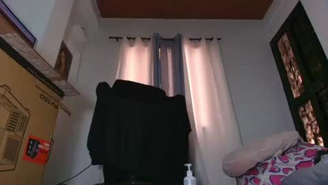Snapshot of sweett_17 chatting on August 6, 6:54 pm dulce online show from August 6, 6:54 pm
