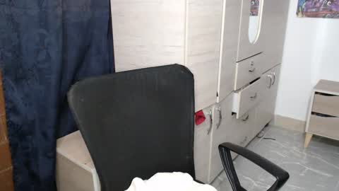 Snapshot of sweett_candy1 chatting on September 24, 3:43 am sweett_candy1 online show from September 24, 3:43 am