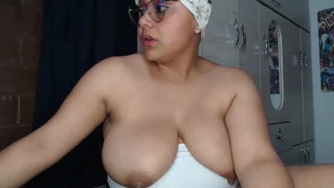 Snapshot of sweett_candy1 chatting on September 26, 4:05 am sweett_candy1 online show from September 26, 4:05 am