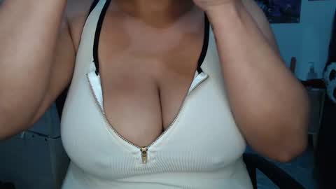 Snapshot of sweett_candy1 chatting on November 23, 2:11 am sweett_candy1 online show from November 23, 2:11 am