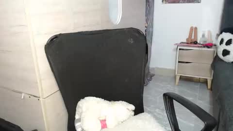 Snapshot of sweett_candy1 chatting on November 25, 2:33 am sweett_candy1 online show from November 25, 2:33 am