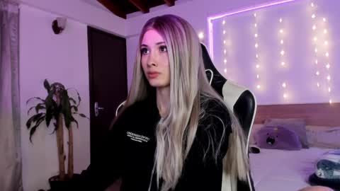 Cat independent model  online show from December 31, 5:33 am