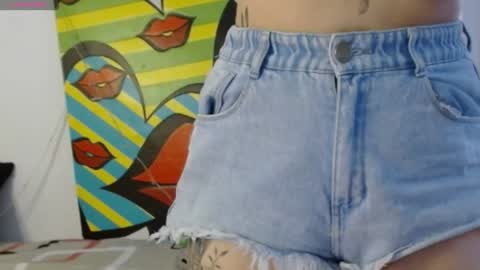 Snapshot of sweett_minionn chatting on December 12, 3:48 pm IG valeen mo Vale My schedule Monday to Friday900 am - 300 pm online show from December 12, 3:48 pm