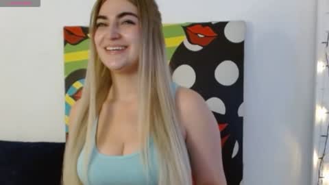 Snapshot of sweett_minionn chatting on January 5, 3:13 pm IG valeen mo Vale My schedule Monday to Friday900 am - 300 pm online show from January 5, 3:13 pm