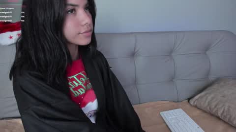 Snapshot of sweett_petite chatting on December 19, 8:02 pm online show from December 19, 8:02 pm