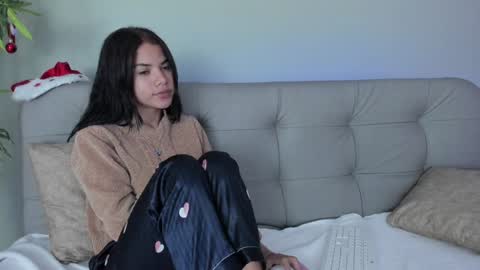 Snapshot of sweett_petite chatting on December 20, 7:39 pm online show from December 20, 7:39 pm