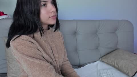 Snapshot of sweett_petite chatting on December 20, 10:43 pm online show from December 20, 10:43 pm