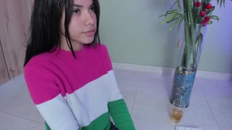 Snapshot of sweett_petite chatting on December 24, 7:33 pm online show from December 24, 7:33 pm