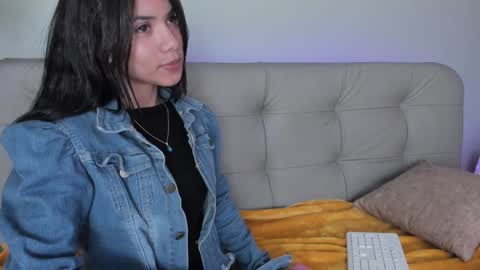Snapshot of sweett_petite chatting on December 28, 10:55 pm online show from December 28, 10:55 pm
