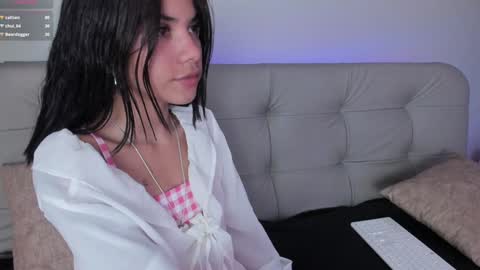 Snapshot of sweett_petite chatting on December 31, 8:23 pm online show from December 31, 8:23 pm