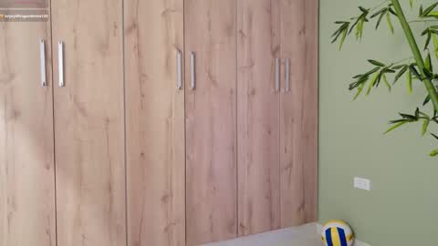 Snapshot of sweett_petite chatting on February 25, 7:25 pm online show from February 25, 7:25 pm
