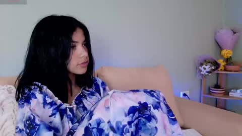 Snapshot of sweett_petite chatting on March 10, 5:07 pm online show from March 10, 5:07 pm