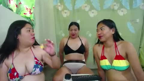 mia and luna online show from April 10, 11:42 pm