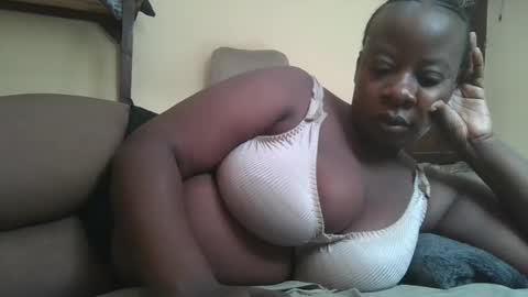 Snapshot of sweetyass25 chatting on May 28, 6:43 am sweetyass25 online show from May 28, 6:43 am