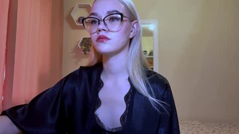 Mia online show from June 19, 1:04 pm