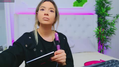 Snapshot of taahiraarabian chatting on December 16, 1:43 pm Arianna online show from December 16, 1:43 pm