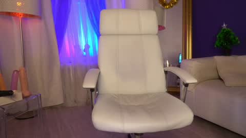 Snapshot of tais_athena chatting on December 17, 1:50 am Margo online show from December 17, 1:50 am