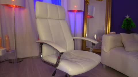 Snapshot of tais_athena chatting on December 28, 4:51 am Margo online show from December 28, 4:51 am