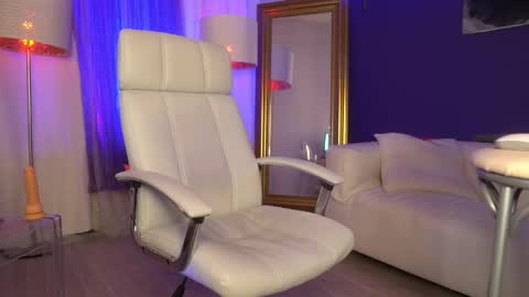 Snapshot of tais_athena chatting on February 9, 4:07 pm Margo online show from February 9, 4:07 pm