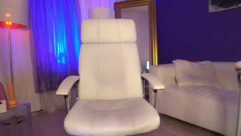 Snapshot of tais_athena chatting on February 14, 11:31 am Margo online show from February 14, 11:31 am