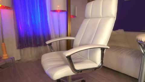 Snapshot of tais_athena chatting on February 20, 3:41 pm Margo online show from February 20, 3:41 pm