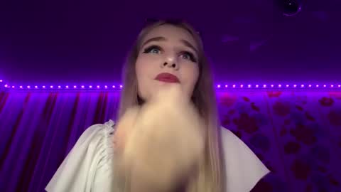 Mia online show from February 3, 2:22 pm