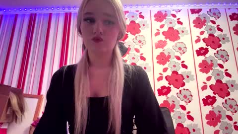 Mia online show from February 15, 6:15 pm