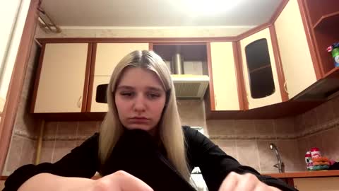 Mia online show from February 23, 7:00 pm