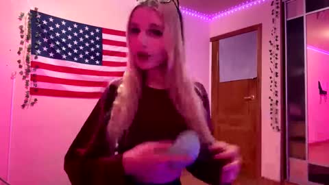 Mia online show from March 7, 5:21 pm