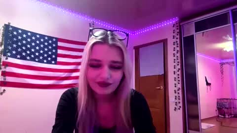 Mia online show from March 8, 7:06 pm