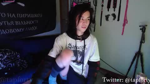 Snapshot of tap_forty chatting on November 25, 1:27 am tap_forty online show from November 25, 1:27 am