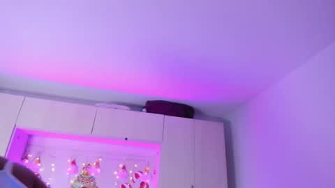 Snapshot of tarawiilson_ chatting on December 17, 4:07 am T A R A online show from December 17, 4:07 am