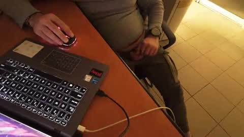 Snapshot of tarkan198 chatting on February 18, 10:36 pm tarkan198 online show from February 18, 10:36 pm