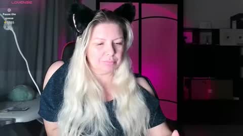 Snapshot of tasha__moon chatting on October 30, 4:19 pm Tasha Moon online show from October 30, 4:19 pm