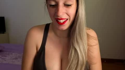 Snapshot of tateisblonde chatting on July 3, 1:17 pm tateisblonde online show from July 3, 1:17 pm