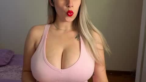 Snapshot of tateisblonde chatting on July 4, 1:39 pm tateisblonde online show from July 4, 1:39 pm