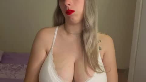 Snapshot of tateisblonde chatting on July 9, 2:21 pm tateisblonde online show from July 9, 2:21 pm