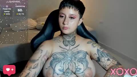 Snapshot of tatoo_girl chatting on October 25, 9:42 pm jess online show from October 25, 9:42 pm
