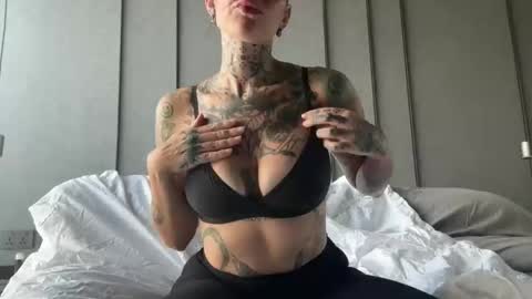 tattooedlucy_ online show from December 3, 9:07 am