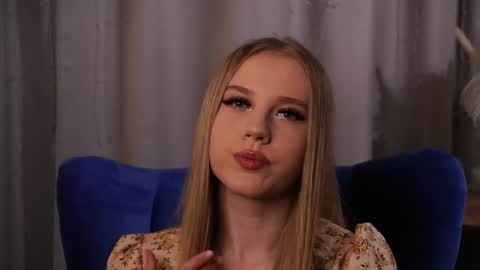 Snapshot of tayelin chatting on June 17, 4:52 pm Taya online show from June 17, 4:52 pm
