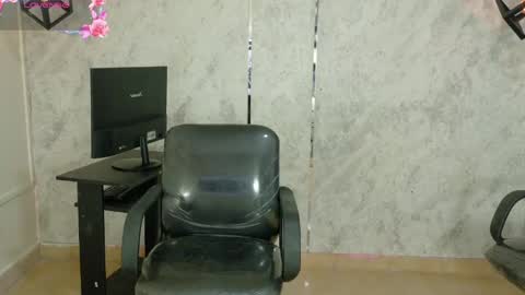 taylor_gil0 online show from May 1, 1:37 pm
