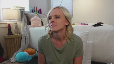 Snapshot of taylor_love_303 chatting on January 23, 5:52 pm Taylor -- online show from January 23, 5:52 pm