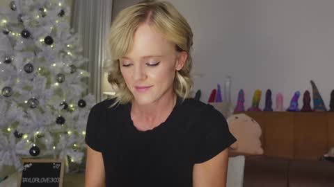 Snapshot of taylor_love_303 chatting on November 30, 11:25 am Taylor -- online show from November 30, 11:25 am