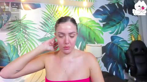 Snapshot of taylor_sweet_605214 chatting on December 16, 8:25 pm Taylor Sweet online show from December 16, 8:25 pm